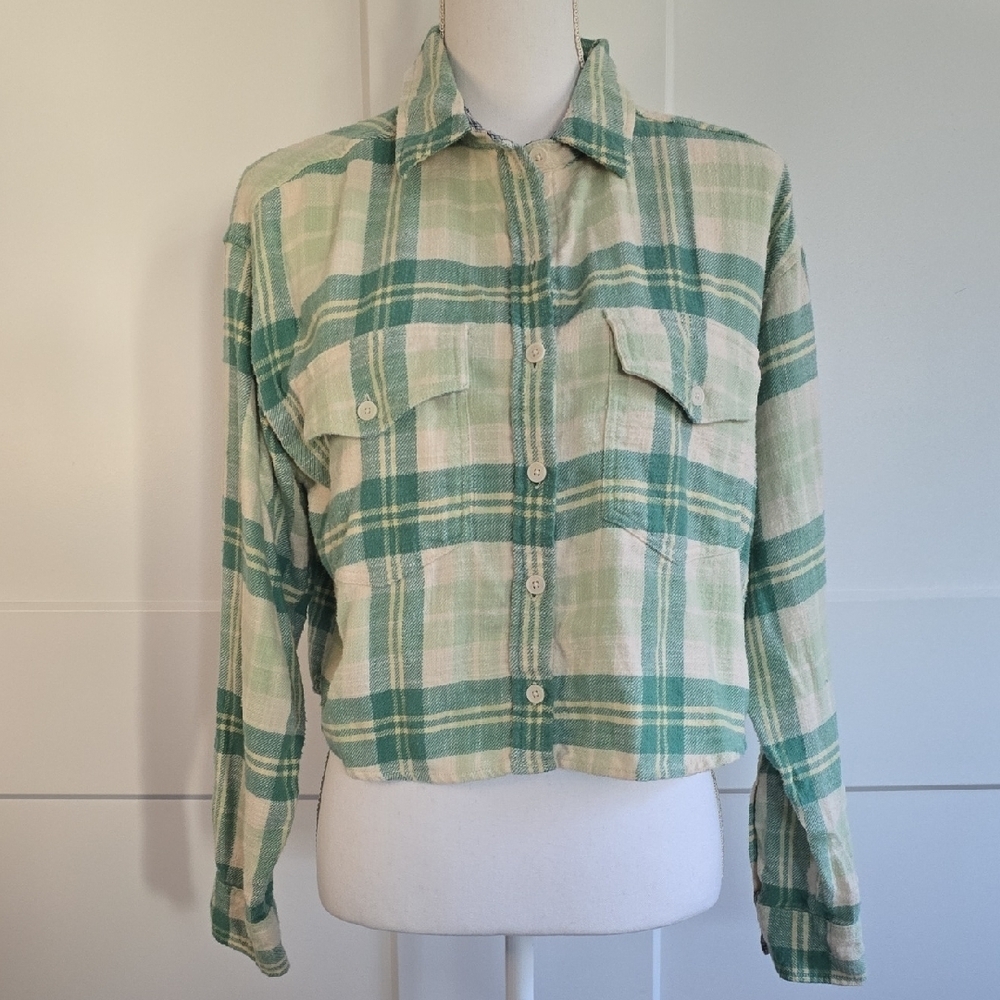 American Eagle Green & Cream Plaid Button-Up Shirt